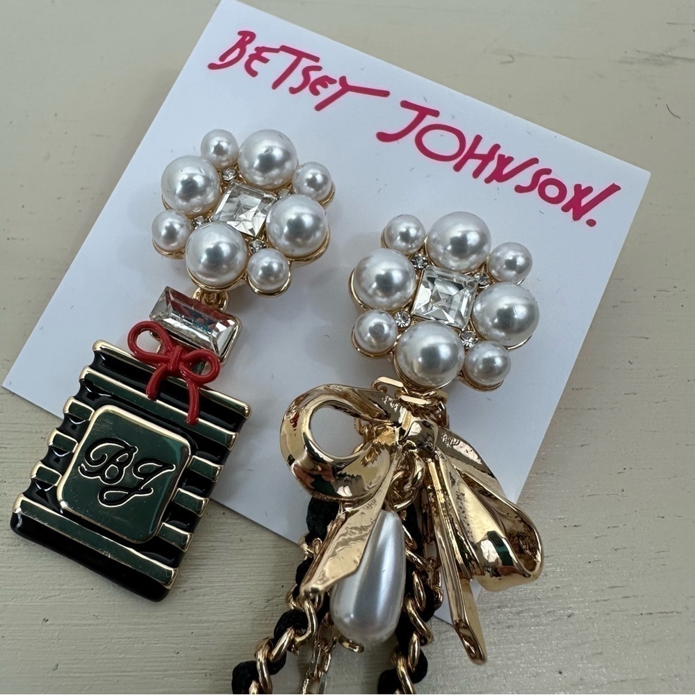 Betsey Johnson Going All Out Mismatch Perfume Pearl Earrings Ivory - Picture 4 of 5
